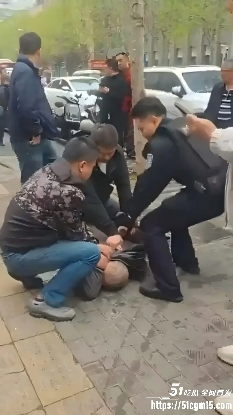 湖北武汉青松路 再现国服橘右京 44岁男子不到7秒狂捅四人 被正义群众合力制服! 图2