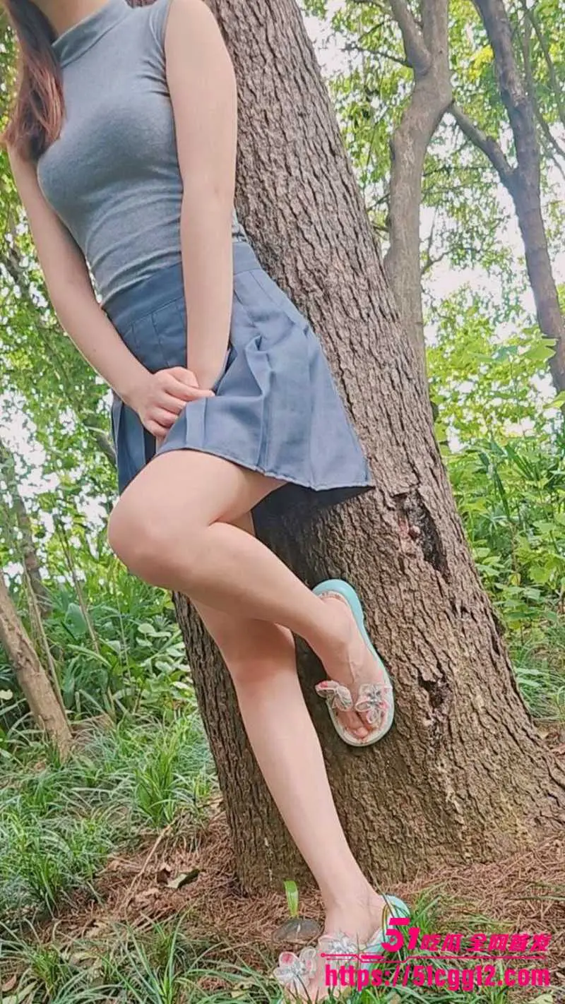 51原创大神 狂情哥哥 河边凉亭妹妹主动舔屌求操 刺激野战打桩被无套内射! 图1