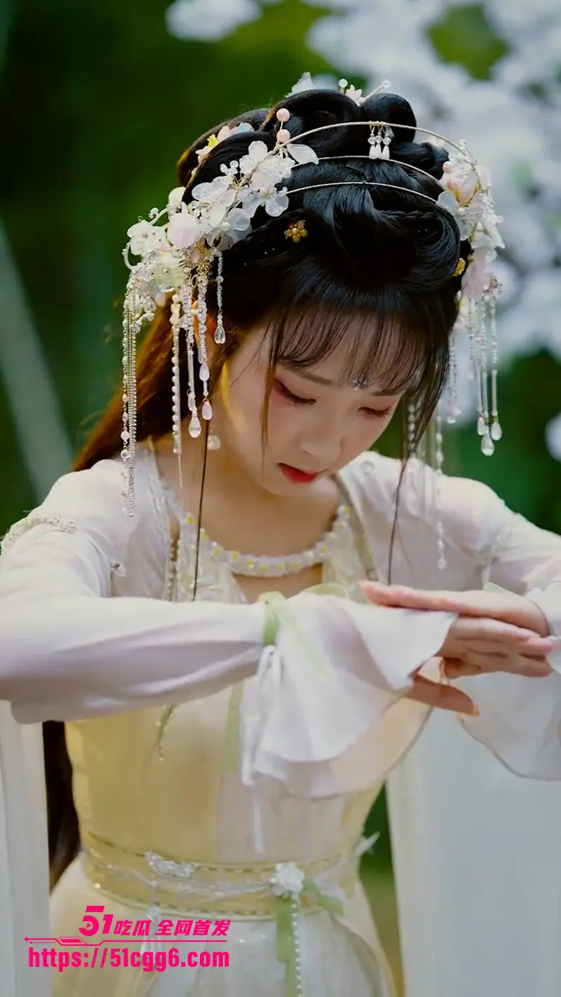 擦边短剧《风烛残年 我靠系统攻略宗门》徐霄穿越缥缈宗内门长老 只要给气运之女送礼 就能收获巨额奖励！ 图5