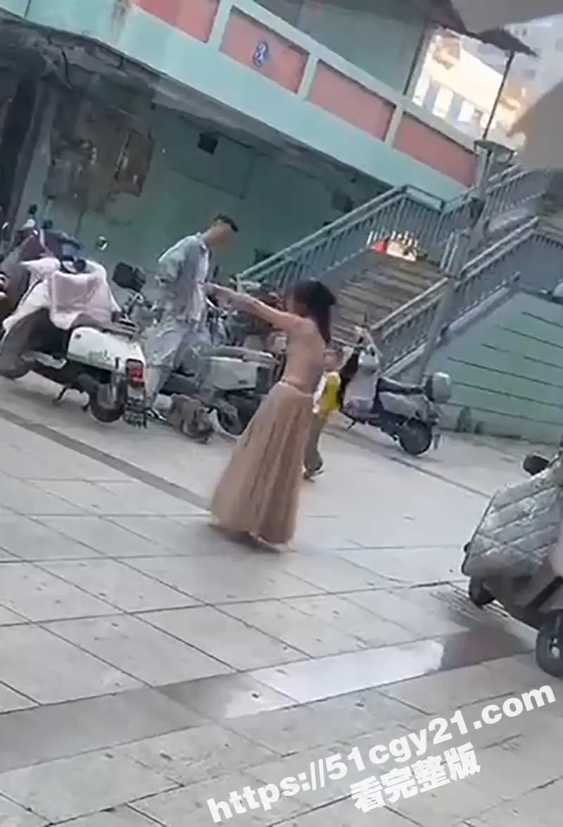 情侣吵架渣男竟逼美妇脱光还债！大奶美女赤裸崩溃大喊 好心路人出手帮忙 完整视频炸裂全网！ 图9