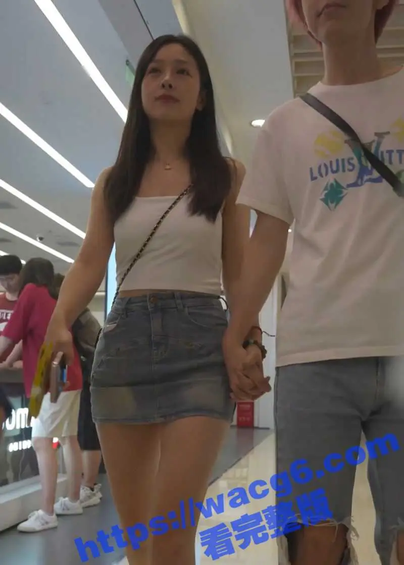 商场抄底 偷拍大长腿美女 牛仔短裙根本遮不住屁股 弯腰瞬间丁字裤翘臀完全暴露在镜头里！ 图1