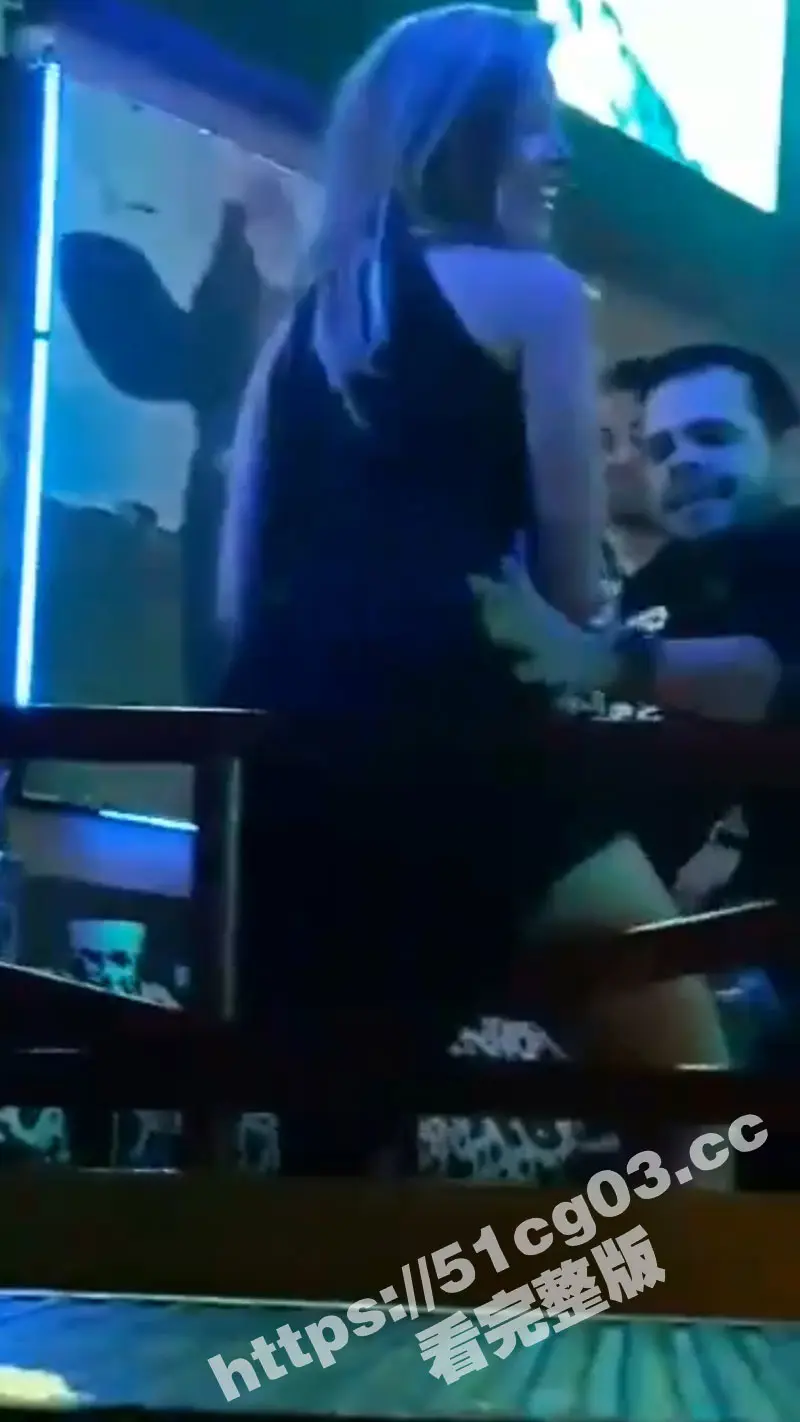 这灯光师必须给加鸡腿 熟女少妇无内酒吧蹦迪被网友偷拍精彩画面 图2