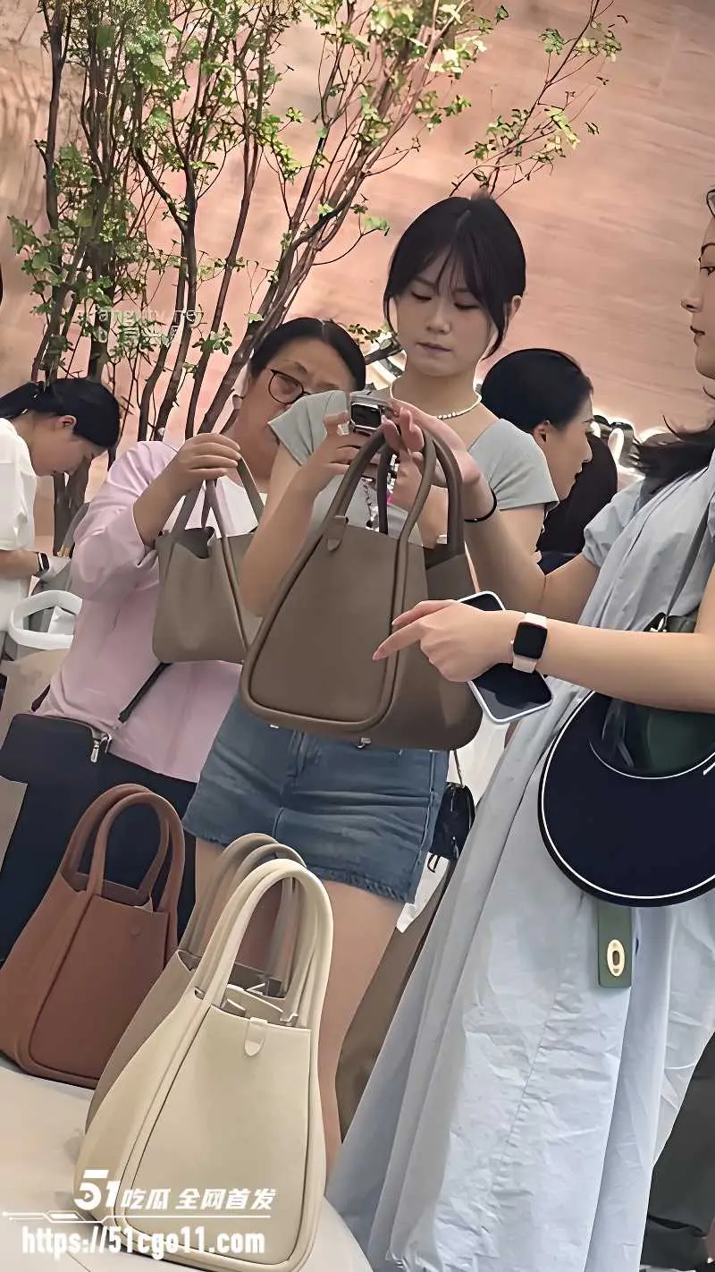 顶点大师 户外抄底极品嫩妹 元气美女超短裙下白内全夹臀 屁股蛋完全暴露 图1
