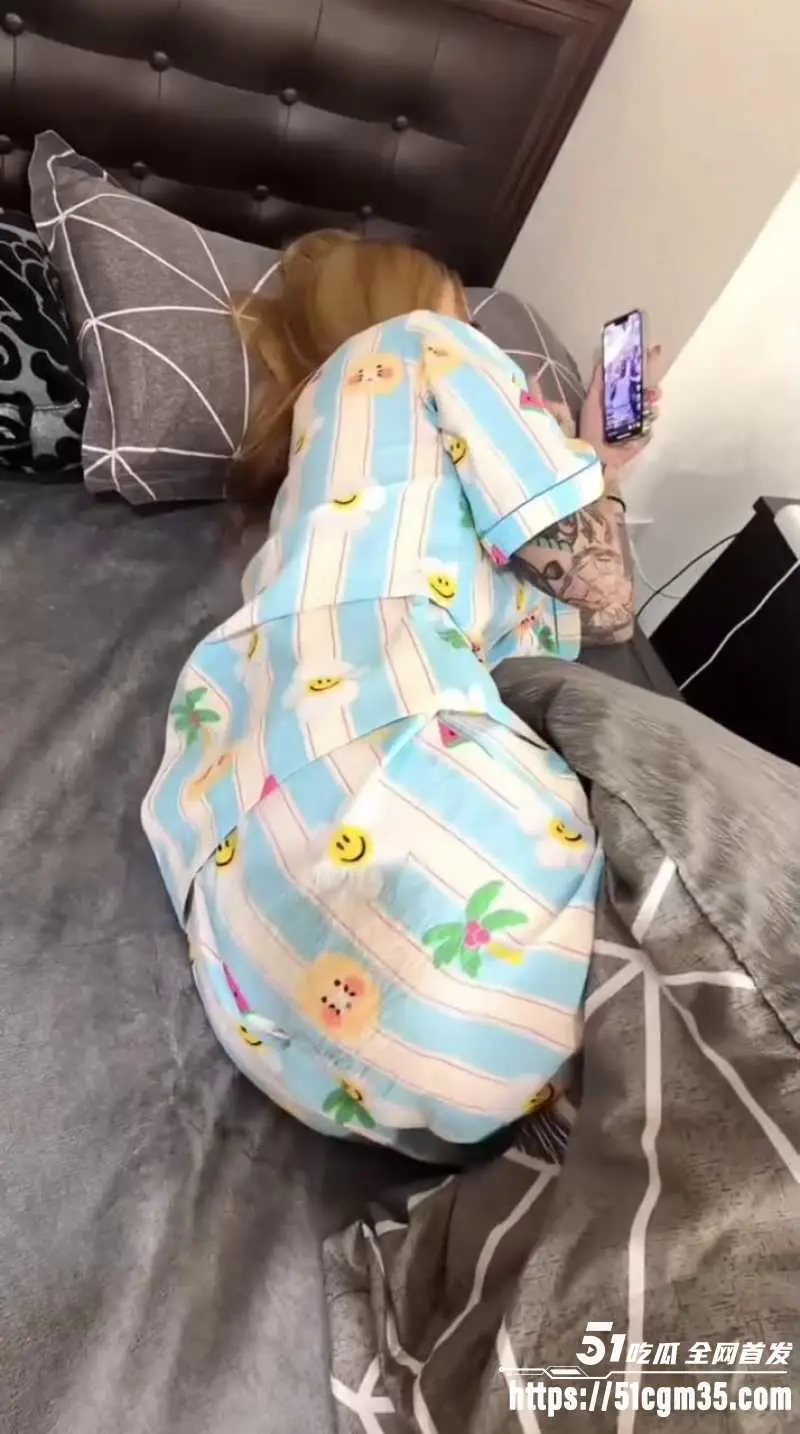 台湾网红 鱿鱼 分舌纹身阿黑颜大秀 掐脖猛操巨乳乱甩不停 表情崩溃! 图7