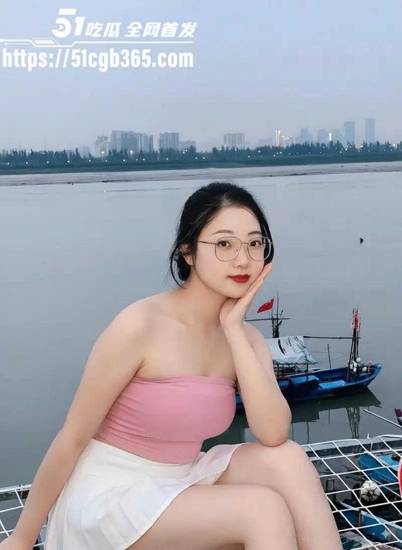 高颜值清纯眼镜婊 颜思妤 七夕约炮被大鸡巴无套爆操 欲求不满眼神勾魂！ 图1
