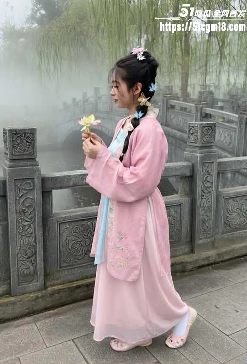 义乌30岁骚妇 历彦君 吊钟大奶裸聊网友 黄瓜直捅骚穴拓宽黑逼 图1