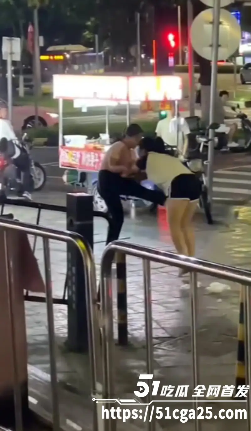 小吃商贩因抢生意起争执 街头上演2V2男女混战 锁喉抱摔飞踢 动作娴熟堪比职业选手！ 图1