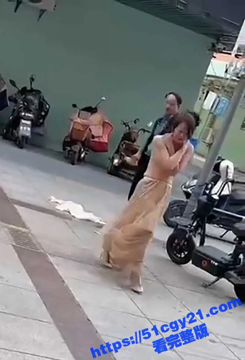 情侣吵架渣男竟逼美妇脱光还债！大奶美女赤裸崩溃大喊 好心路人出手帮忙 完整视频炸裂全网！ 图6