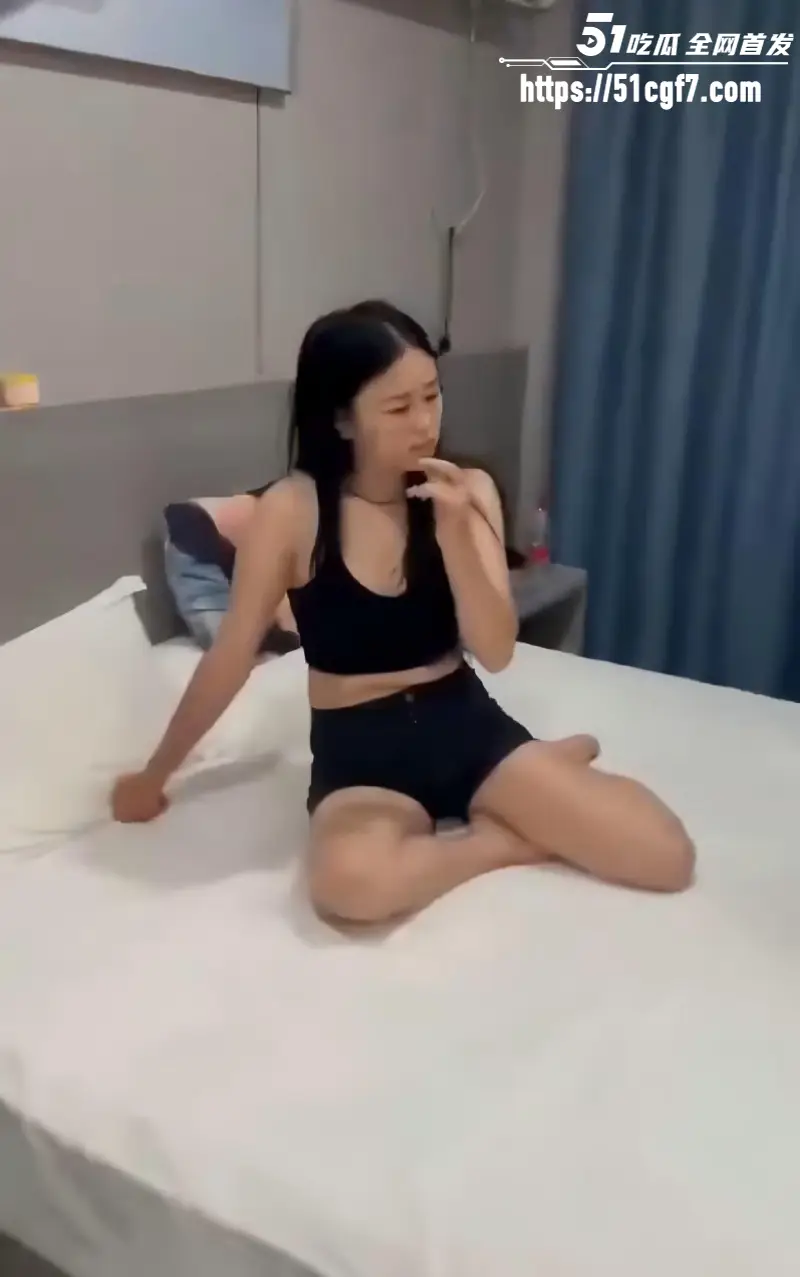 酒店抓奸现场太抽象 硬核奸夫穿红内裤还硬刚 大哥啤酒肚都绷不住了 图7