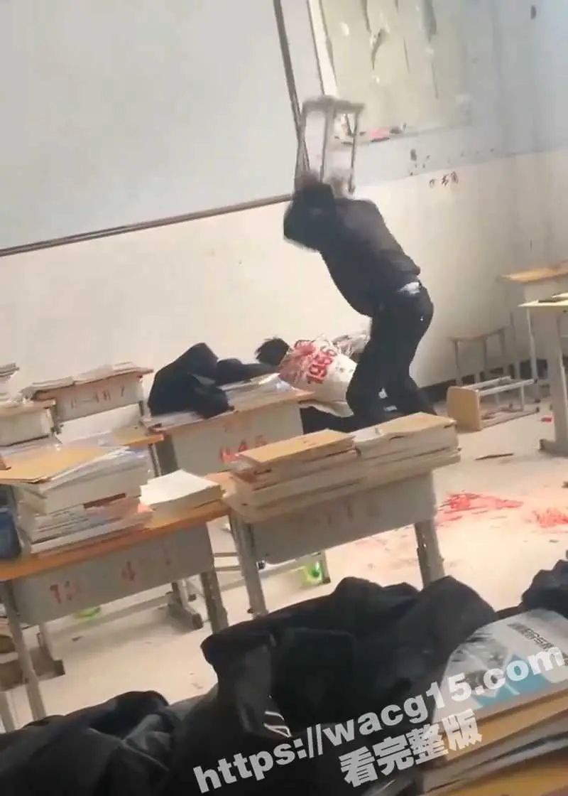 河南鹤壁技师学院校园暴力事件曝光！学生持板凳猛砸同学头部，血流满地！校方回应正在调查，教育局电话无人接听！ 图3