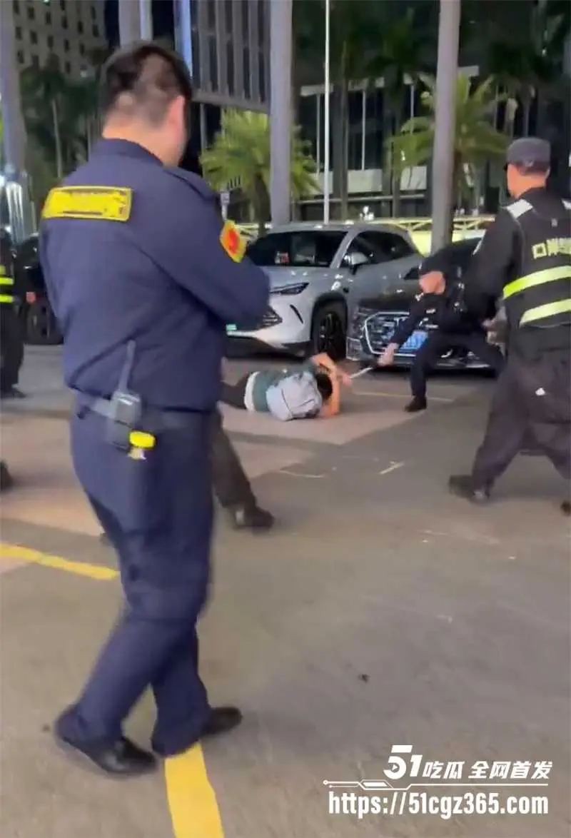 珠海拱北口岸突发捅人血案 48岁精神病提刀无差别攻击 一刀封喉喷血三尺 钢叉英雄死战疯魔 现场完整视频流出! 图6
