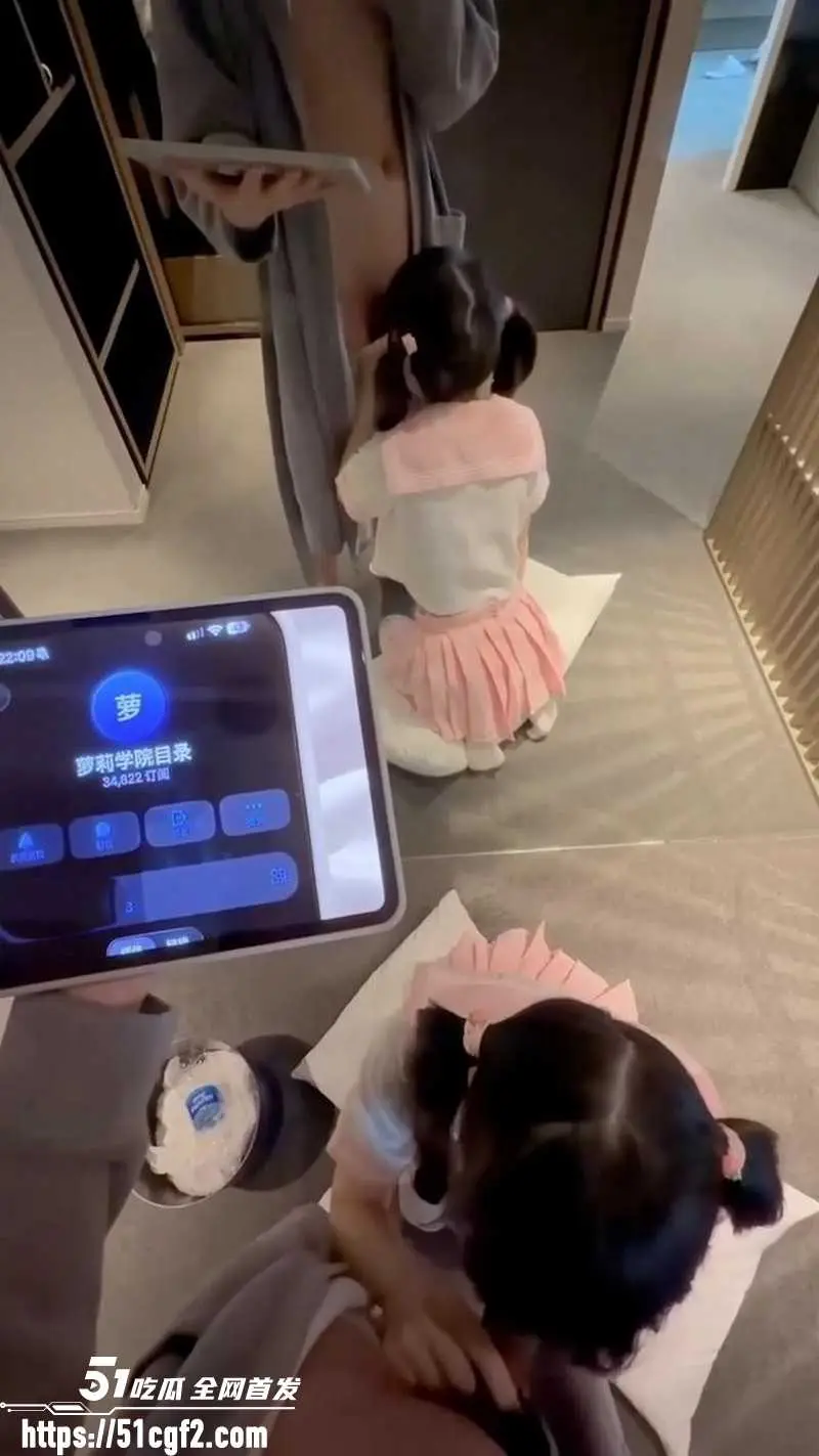 专约极品少女 小远ovo 第十二期 镜子前跪坐口交 化马尾为缰绳后入式深顶猛操 图1