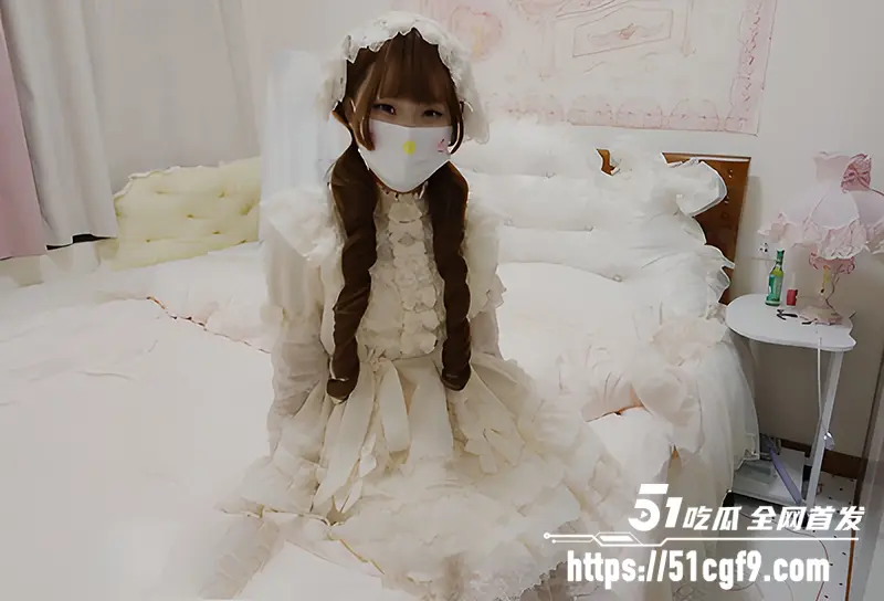 洛丽塔少女 水绪奈奈 田间发情诱惑主人 足交深喉被无套内射 舔净残精反差拉满 图3