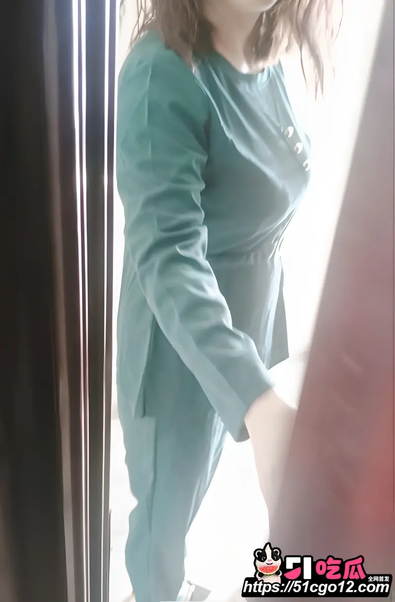 海角大神包容的岳母 丈母娘把我叫她家 沙发扒掉内裤强制抽插骚穴 操完哭着让我滚 图1