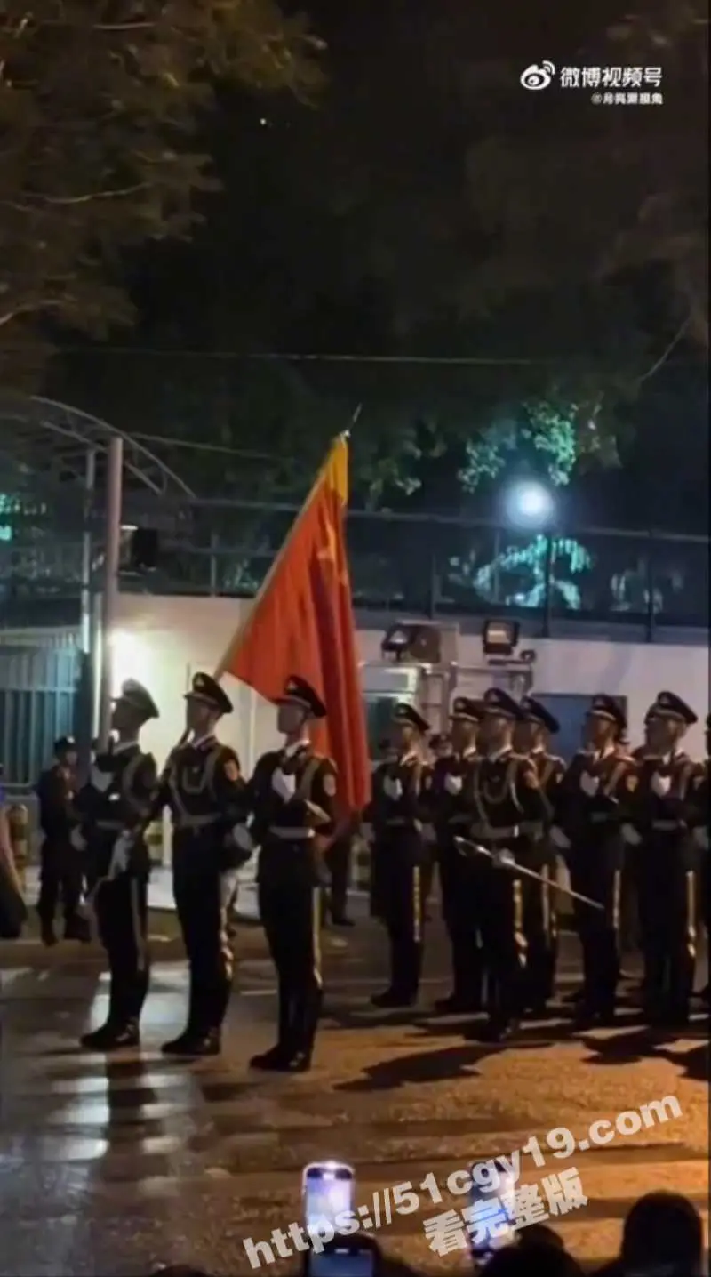 中国仪仗队越南阅兵彩排 英姿飒爽引得众多越南妹妹 疯狂示爱组团求老公! 图2