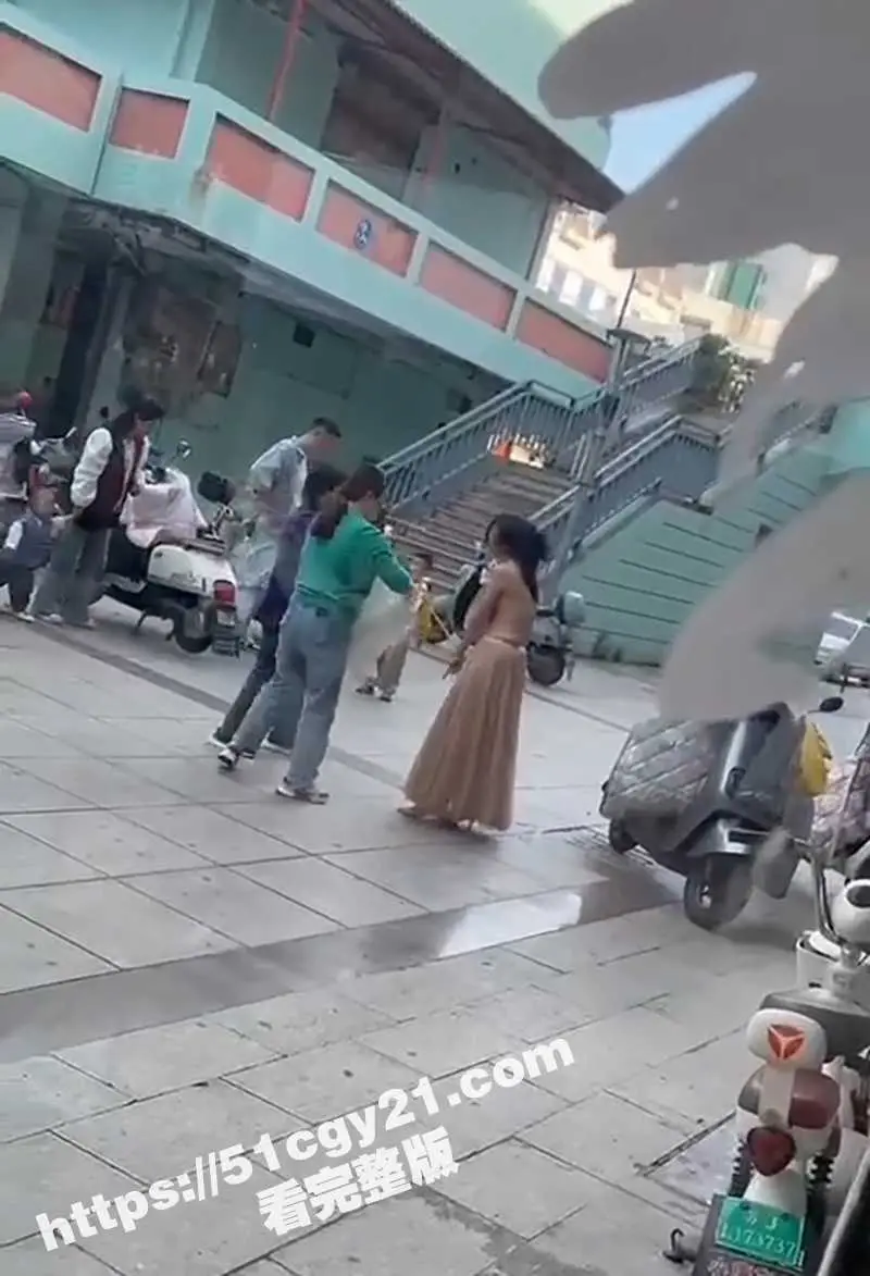 情侣吵架渣男竟逼美妇脱光还债！大奶美女赤裸崩溃大喊 好心路人出手帮忙 完整视频炸裂全网！ 图10
