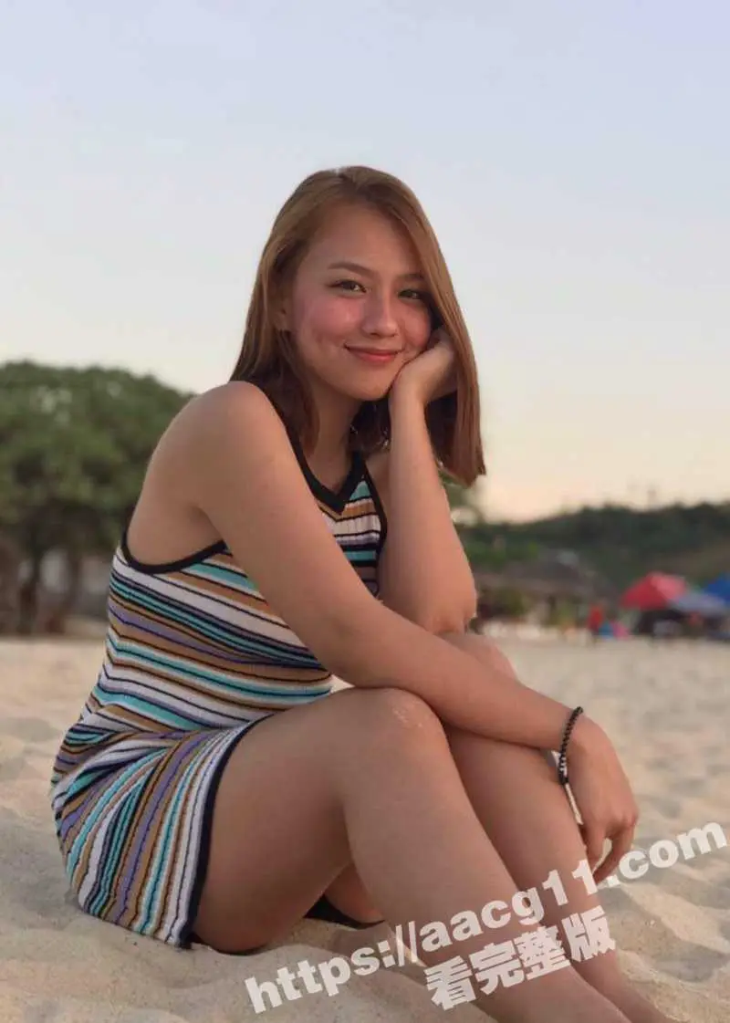 喜欢竖中指的马来西亚气质女老师手机相册流出 全是露脸裸照自慰骚拍 母狗气质显露无疑 图4