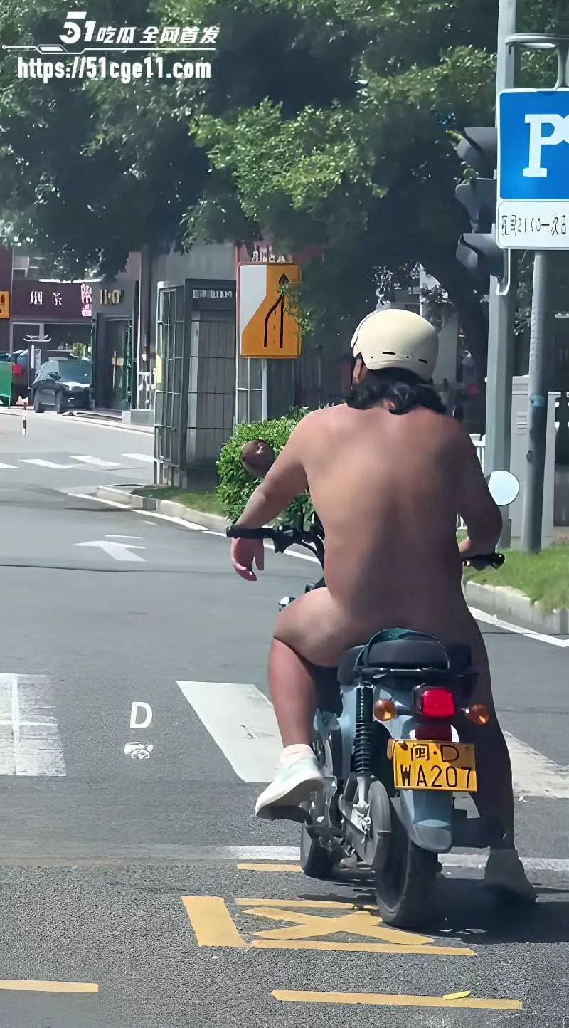 抖音热瓜 厦门街头 老哥全裸骑摩托 大白天裸奔被路人拍下 最终被抓现场太魔幻 图3