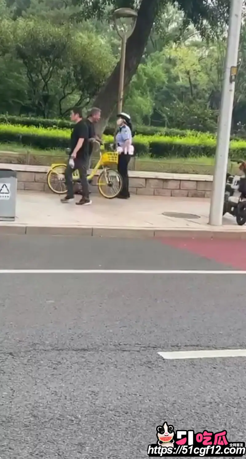 北京大爷逆行被女交警拦下 竟当街动手袭警 自行车都能逆行 人怎么不能逆天？ 图1