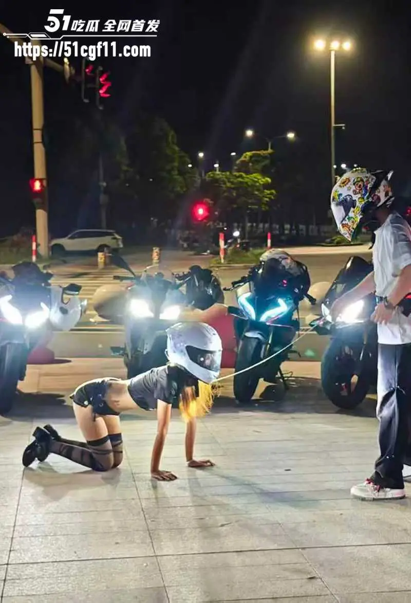深夜街头现惊人一幕 花季少女当众栓绳跪爬 机车小伙牵引嬉笑 似狗奴公开调教 图2