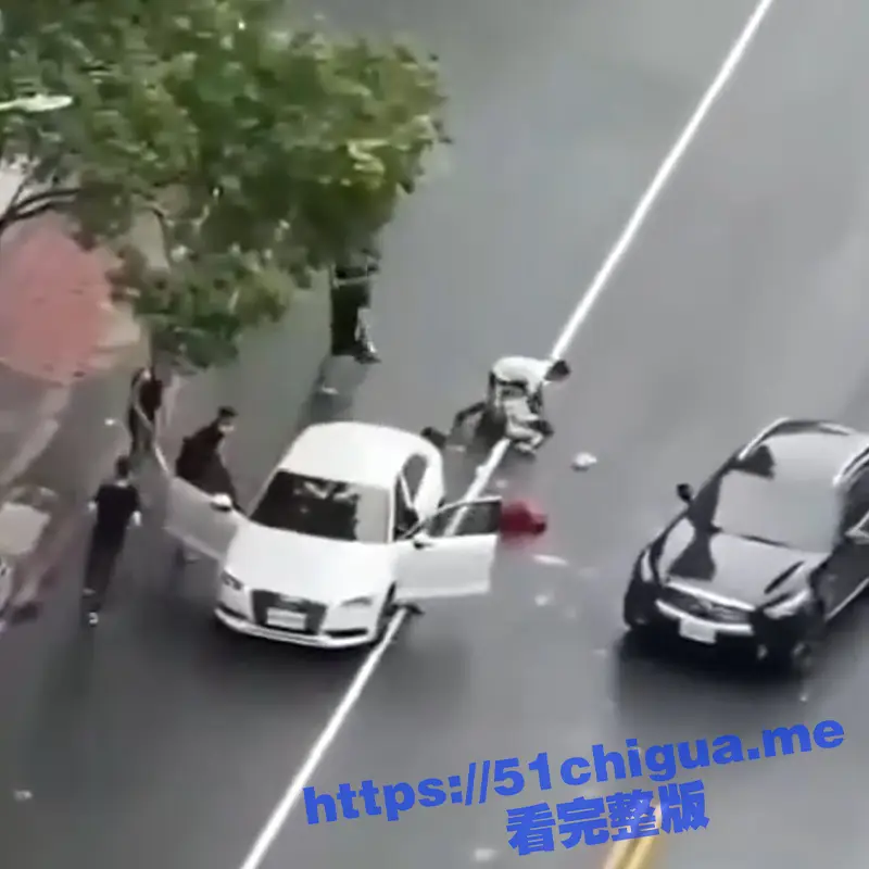 街头惊现黑社会团伙明目张胆围殴砍杀一名男子 手段残忍 杀完人后把人塞后备箱 开车扬长而去 图1