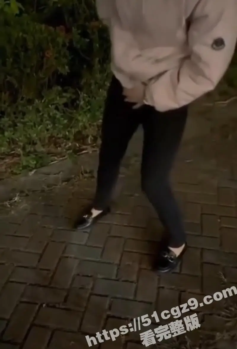 广西精神小妹深夜公园玩变态直播 为博眼球生吞燃烧纸巾 用拖鞋抽骚逼狠打小伙大屌 现场惨叫连连 图2