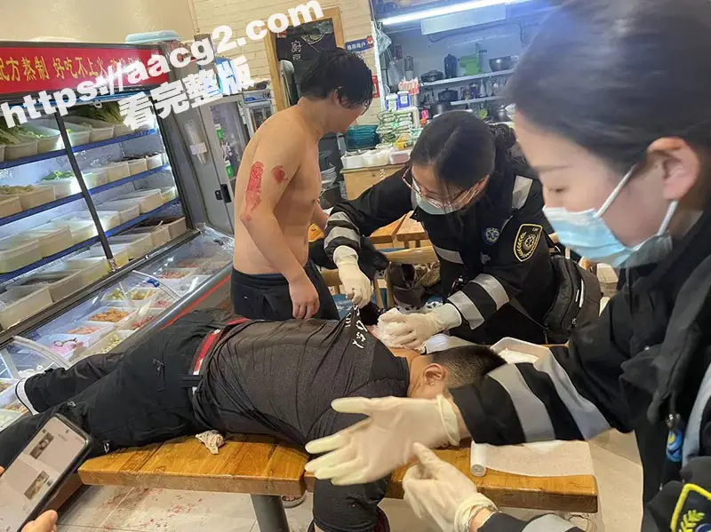 小米su7撞摩托车事件完整版!小米su7单刀赴会VS摩托佬 被激怒后持刀伤人撞毁多辆机车 现场视频曝光 图24