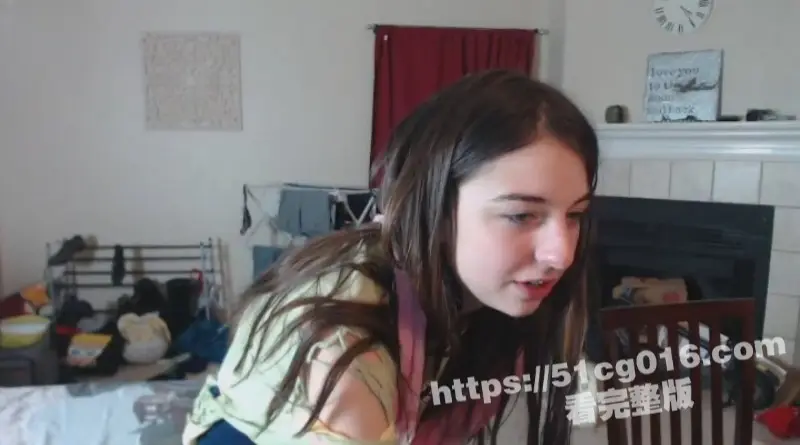 女朋友不听话怎么办 看看国外小哥怎么安慰女朋友 飞起来一个大比兜就好了! 图1