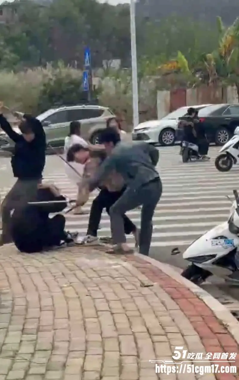精神小伙打架现场 牛逼哄哄小胖 被阴招辣椒水喷眼 瞬间沦为群殴肉靶 场面一片混乱 图2