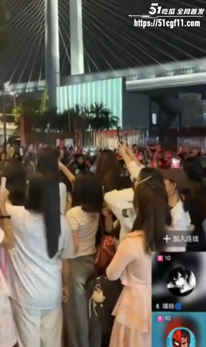 时代峰峻应援现场 一名男生直播与女粉丝对骂 嘉豪单刀赴会的梗照进现实！ 图4