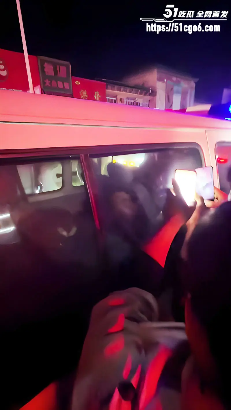 河北廊坊胜芳广场 女主播出轨榜一大哥被抓奸 现场人山人海 真是看热闹不嫌事大! 图5