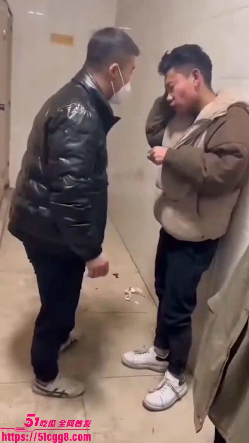 东北精神小伙厕所抓奸 女友偷人当场被撞破 一群兄弟王八拳将小三暴打 现场血流满地！ 图1