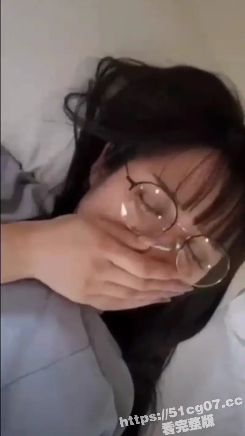 约炮眼镜嫩妹 极品身材反差婊 小穴粉嫩长腿修长 被玩弄时还害羞捂着脸 明明很享受却还要装清纯 图1