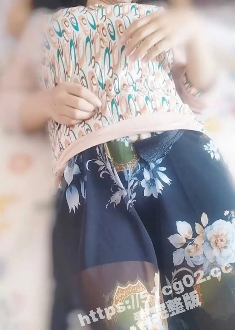 海角真实乱伦 柔弱老妈被禽兽儿子强行扒掉内裤扛起双腿强上!老妈的身体从反抗到高潮淫水横流! 图4