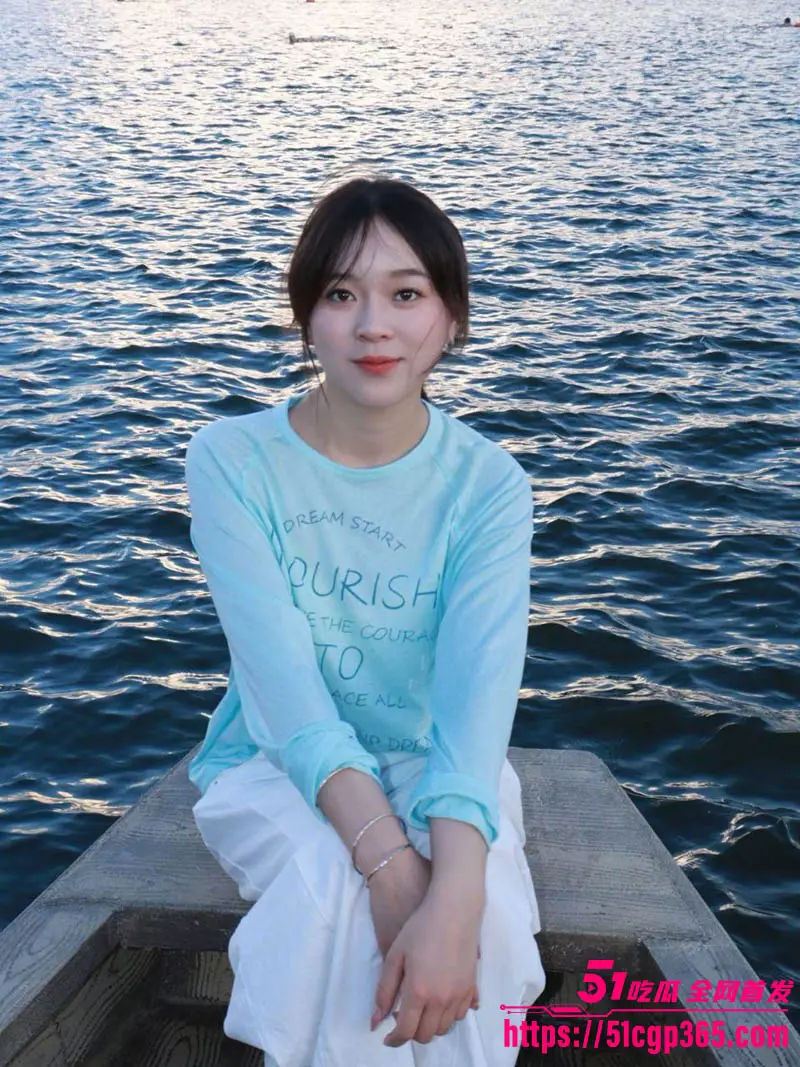 浙江师大甜妹 张宇轩 羞涩吃鸡画面曝光 顶级眼镜反差婊口爆颜射 满嘴灌满浓精骚态尽显! 图1