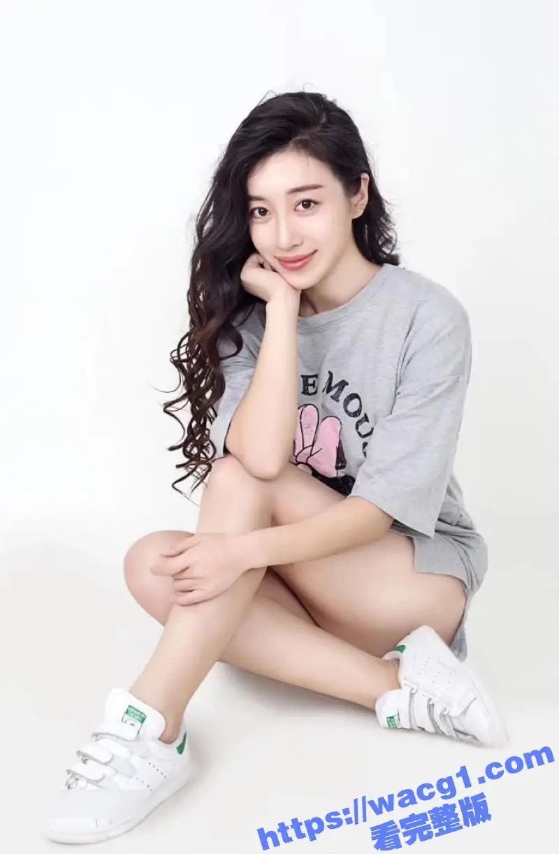 演员张译丹不雅视频流出 得罪导演被穿小鞋 无奈只好晚上到导演房间 化身母狗跪舔导演肉棒赔罪！ 图3