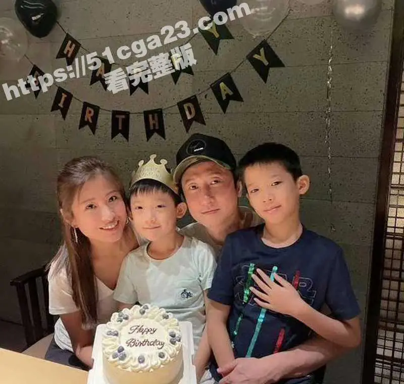 香港功夫巨星 洪金宝儿子 洪天明与妻子周家蔚 双双出轨各玩各的互不干涉 儿媳周家蔚3P群交视频大曝光！ 图9