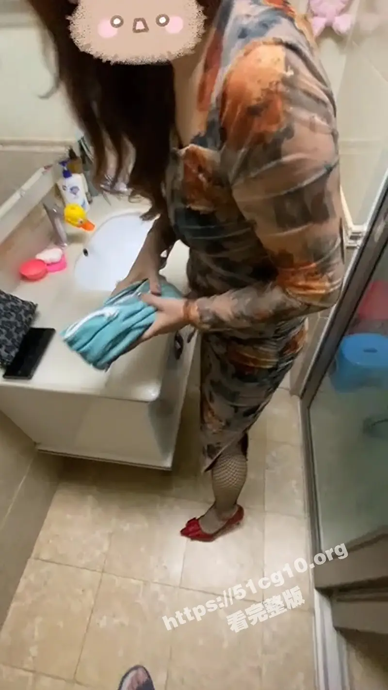 趁妹妹不在家 让妹夫好好发泄一下!大姨子主动穿旗袍勾引妹夫操她骚穴 无套内射夹住妹夫给的精液! 图1