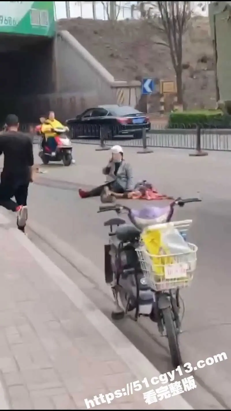 血腥慎入!山西孝义时代大道 老人骑车与货车相撞 当场被压成肉泥 腿和脚与上半身全部分离 现场惨不忍睹! 图3