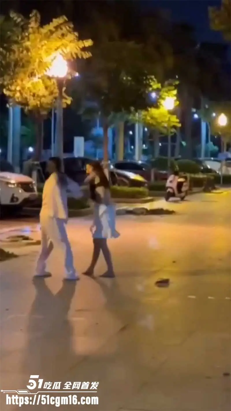 东莞上沙中山北路车震抓奸 老公跟小三在车里疯狂做爱 老婆收到预警直接杀到现场 撕逼开打! 图4