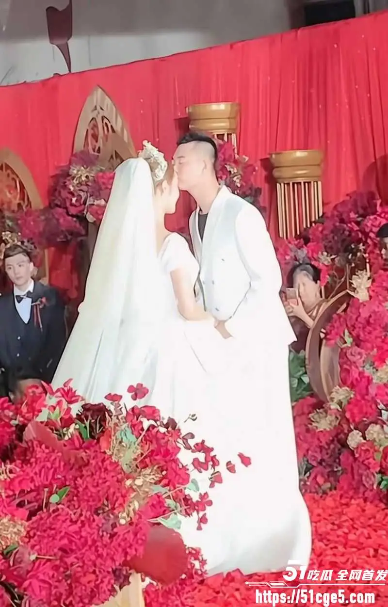 巴扎黑380万彩礼娶妻离婚净身出户3.5亿 前妻凹富二代拉黑7个月 早期性爱视频被扒 图8