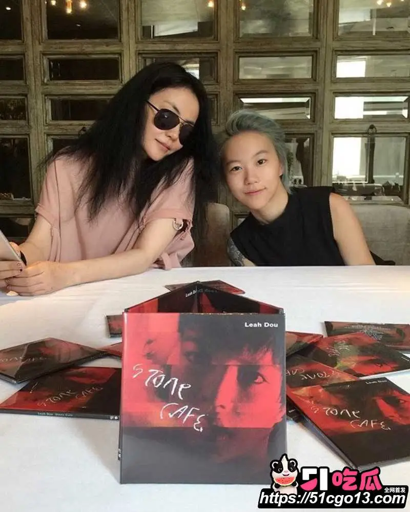 王菲男闺蜜 Ryan 音乐节当众性骚扰 陈粒 强行搂抱咸猪手 当场竖中指硬刚 图17