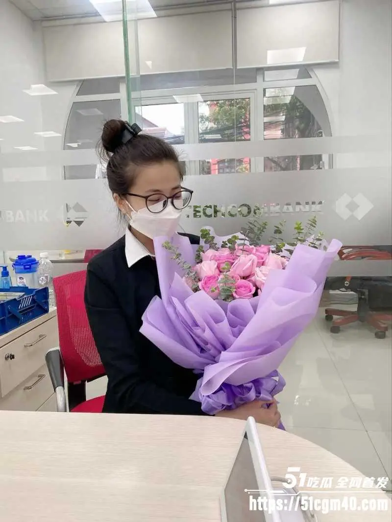 越南技商银行 女职员 被副行长潜规则 骚穴无套暴力打桩 浪叫不断彻底沉沦！ 图5