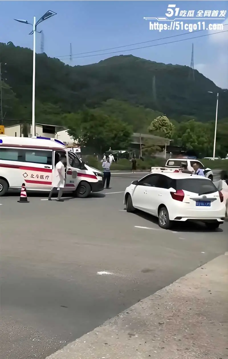 广东潮州 溪口路段重大交通事故 大货车硬刚旅游大巴 事故造成6人死21伤! 图4