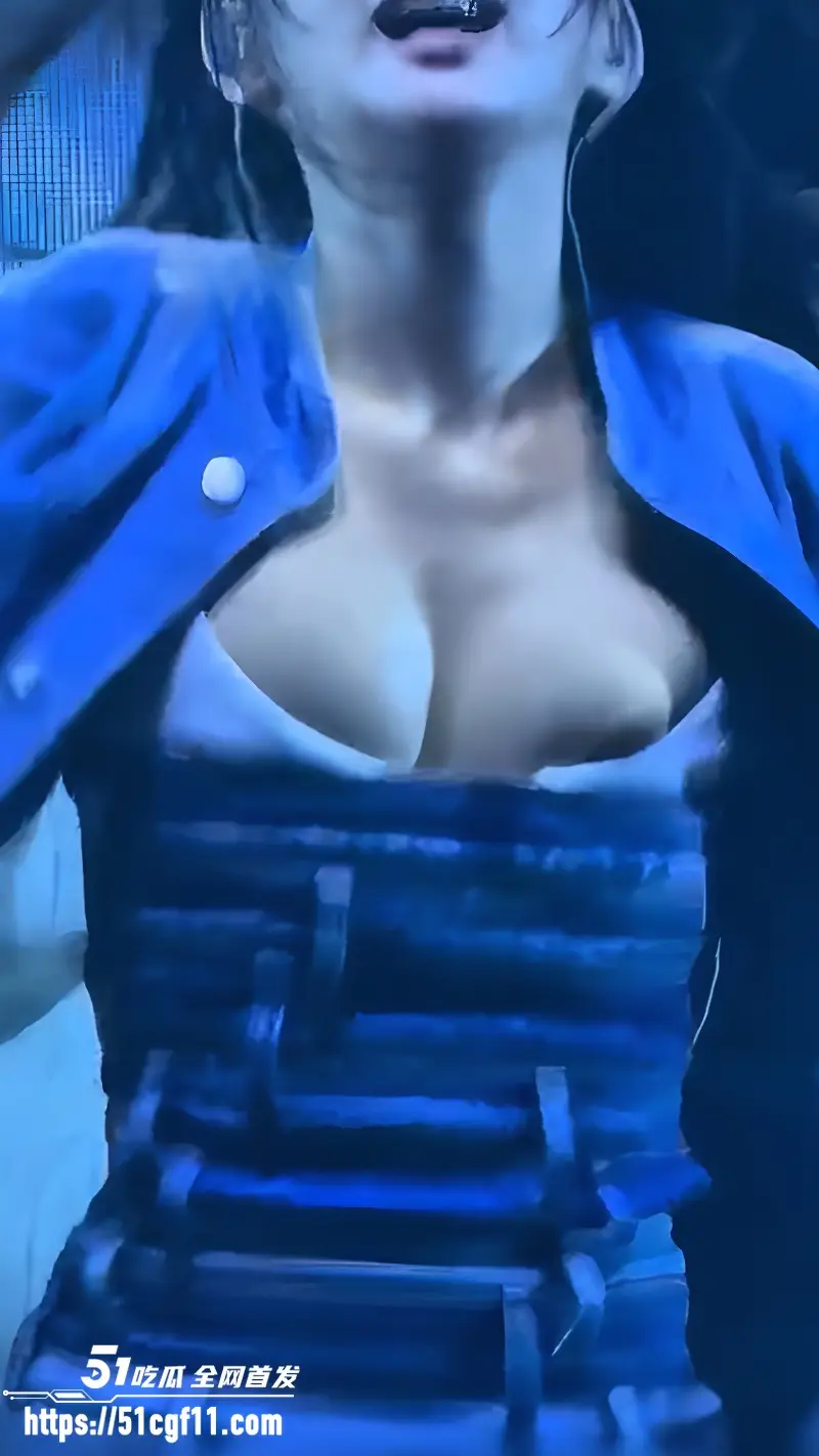 BLACKPINK成员 金珍妮 音乐节再度走光 舞台表演卖力热舞 衣服滑落乳头乍现！ 图9