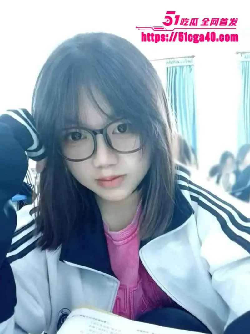 短发学生妹居家自慰 极品粉嫩骚穴被两指掰开 穴肉清晰可见 激烈猛插淫水狂流不止！ 图7