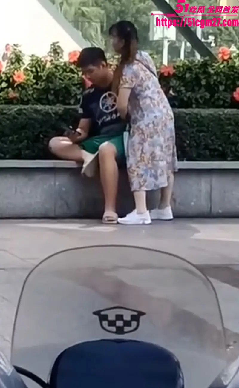 饥渴人妻当街和猛男激情热吻 掀开裙子狠摸屁股 毫不顾忌路人异样眼光! 图6