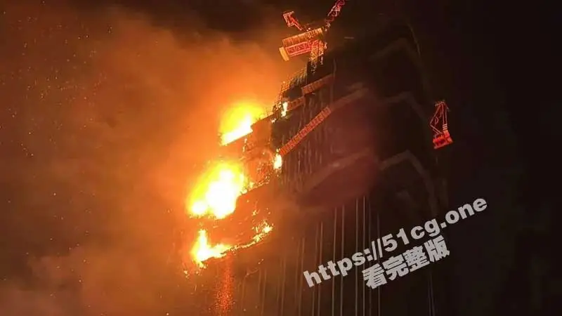 末日景象!香港尖沙咀深夜一大楼突发火灾 大火烧超九小时救熄 图1