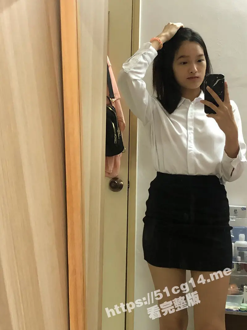 四川农业大学 骚女大学妹 徐莉佳 喜欢对镜骚拍裸体照 性欲大起时更喜欢让男友无套插入自己的穴！ 图1