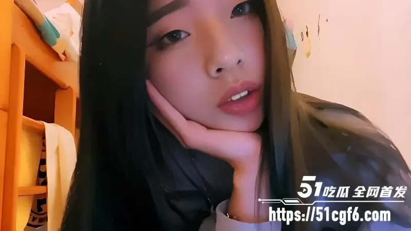 高颜值大眼学生妹下海开黄播 芊芊玉手揉奶扣穴 脸穴同框反差到爆！ 图4